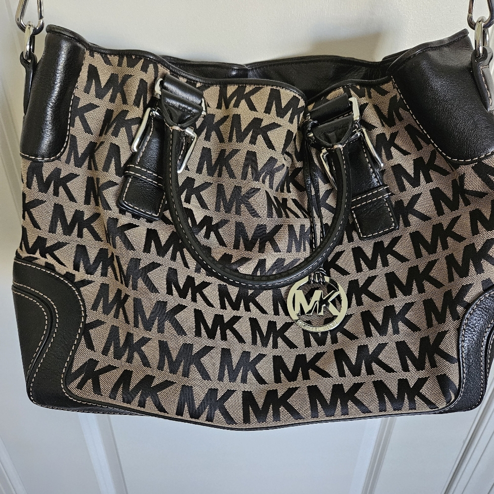 Beautiful black Michael Kors Handbag